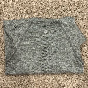 Lululemon Swiftly Relaxed Long Sleeve / Size 2 / Color: Grey 🐘